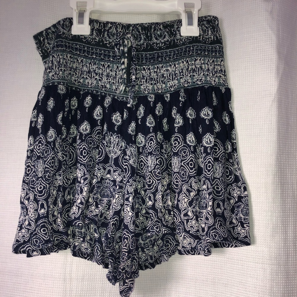 patterned flowy shorts size M